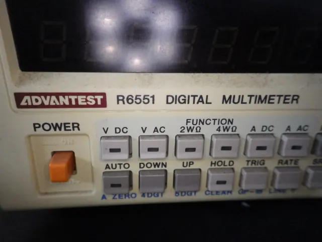 アドバンテスト/ADC Advantest R6551 銘板写真(2/2)