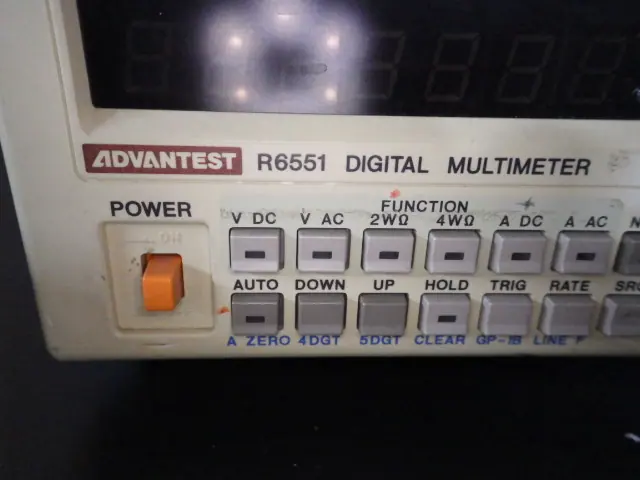 アドバンテスト/ADC Advantest R6551 銘板写真(2/2)
