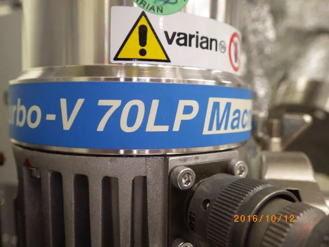 バリアン Varian Turbo-V70LP 銘板写真(2/2)