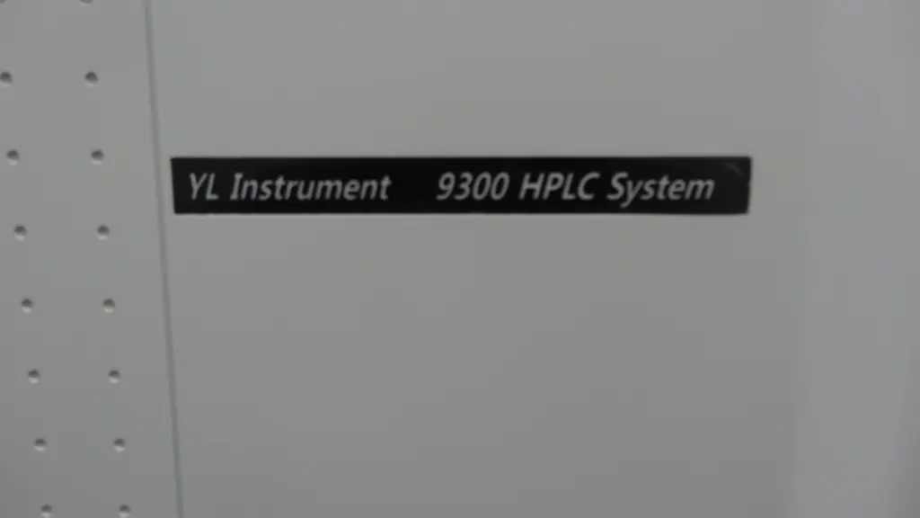 YL Instrument 9300 HPLC System 銘板写真(2/2)