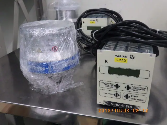 バリアン Varian Turbo-V250 外観写真(1/2)