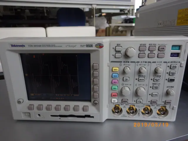 テクトロニクス Tektronix TDS3054B 外観写真(1/2)