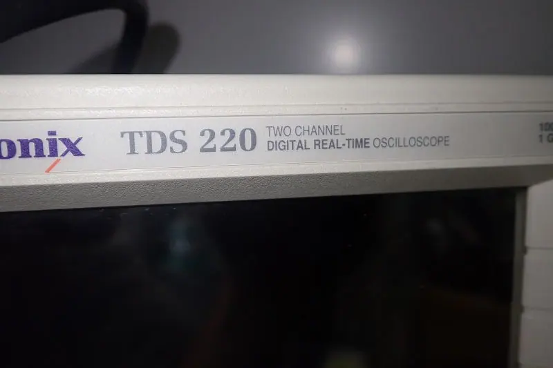 テクトロニクス Tektronix TDS220 銘板写真(2/2)