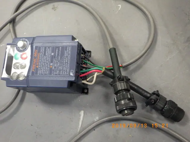 富士電機 FRN0.2C1S-2J 外観写真(1/2)