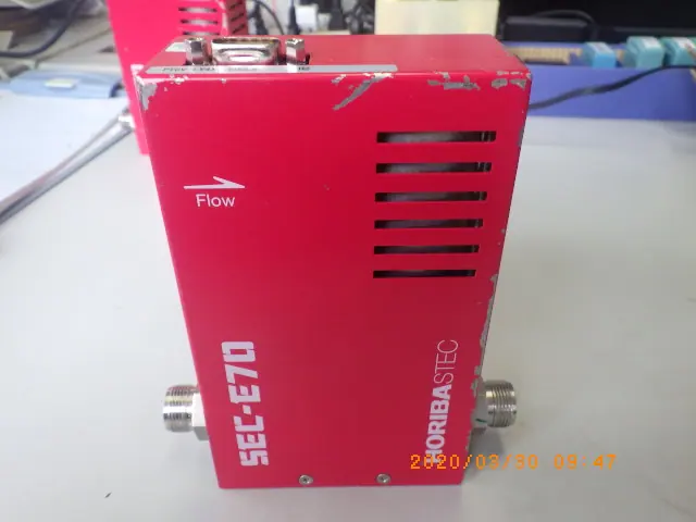 堀場エステック Stec SEC-E70 外観写真(1/2)