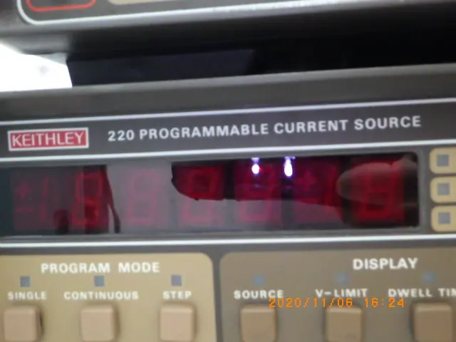 ケースレイ Keithley 220 銘板写真(2/2)