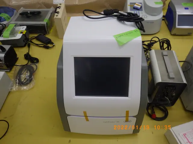 日本ジェネティクス LightCycler 96 外観写真(1/2)