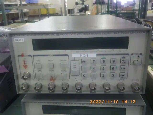Stanford Research Systems(SRS) DG535 外観写真(1/2)
