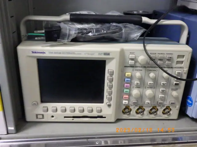 テクトロニクス Tektronix TDS-3054B 外観写真(1/2)