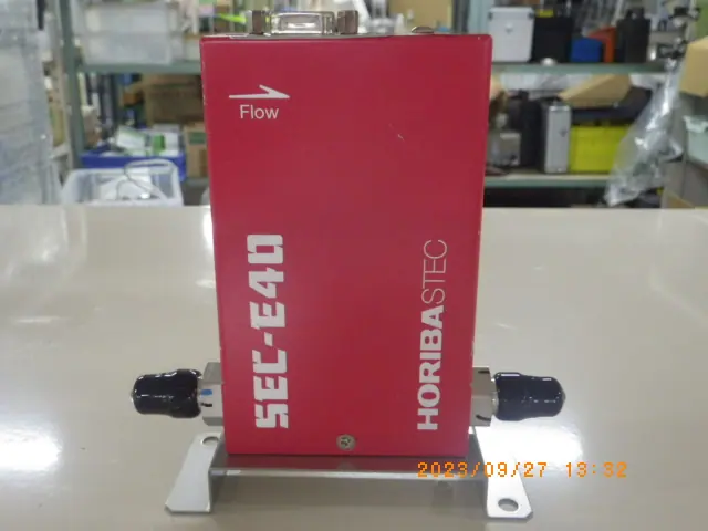 堀場エステック Stec SEC-E40 外観写真(1/2)