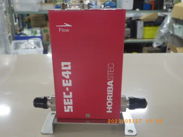 堀場エステック Stec SEC-E40 外観写真(1/2)