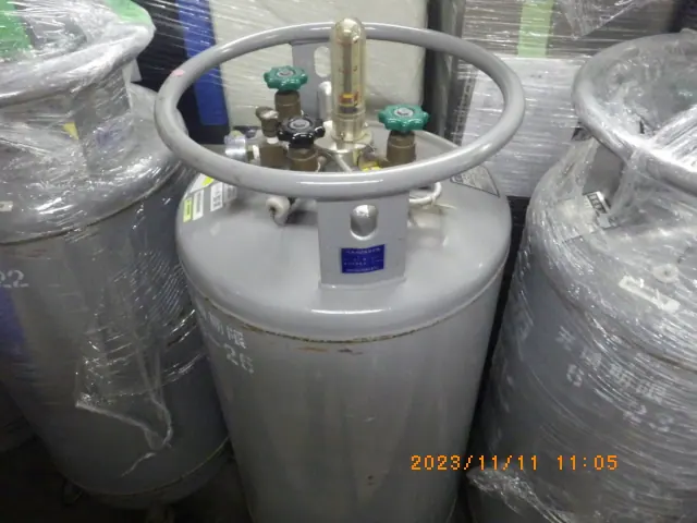 液化窒素容器 外観写真(1/2)