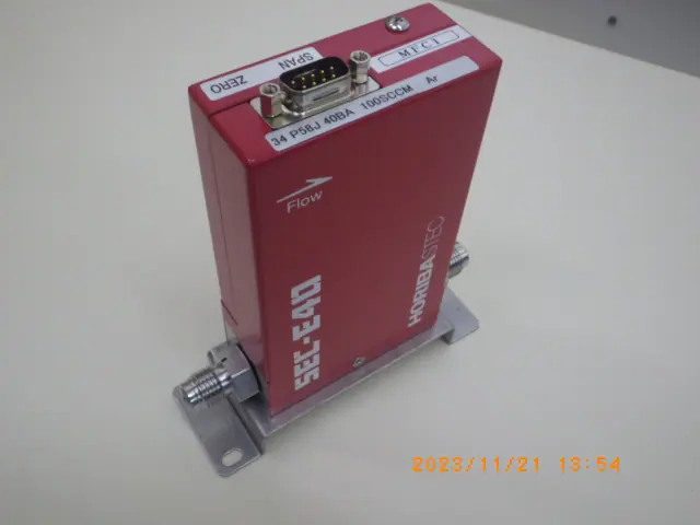 堀場エステック Stec SEC-E40 外観写真(1/2)