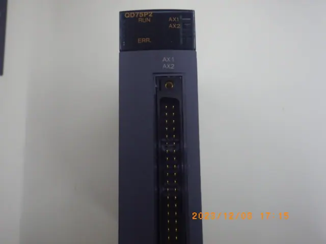 三菱電機 Mitsubishi QD75P2 外観写真(1/2)