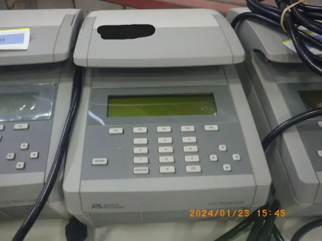 Applied Biosystems 2720 外観写真(1/2)