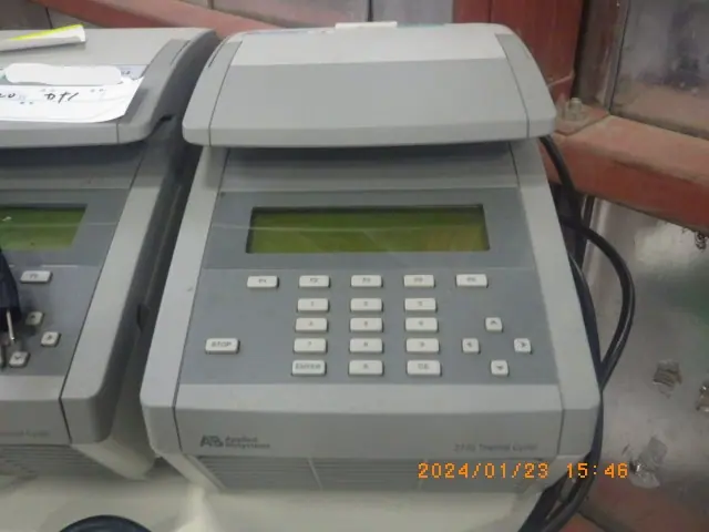 Applied Biosystems 2720 外観写真(1/2)