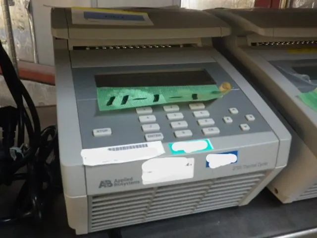 Applied Biosystems 2720 外観写真(1/2)