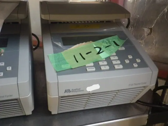 Applied Biosystems 2720 外観写真(1/2)