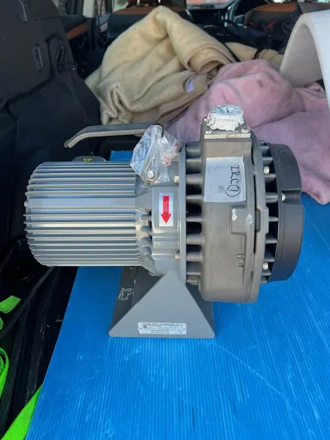アネスト岩田 ISP-250C 外観写真(1/2)