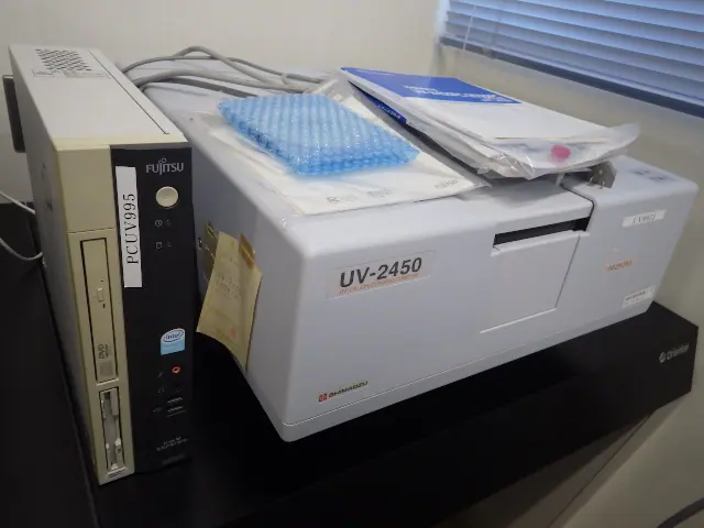 島津製作所 Shimadzu UV-2450 外観写真(1/2)