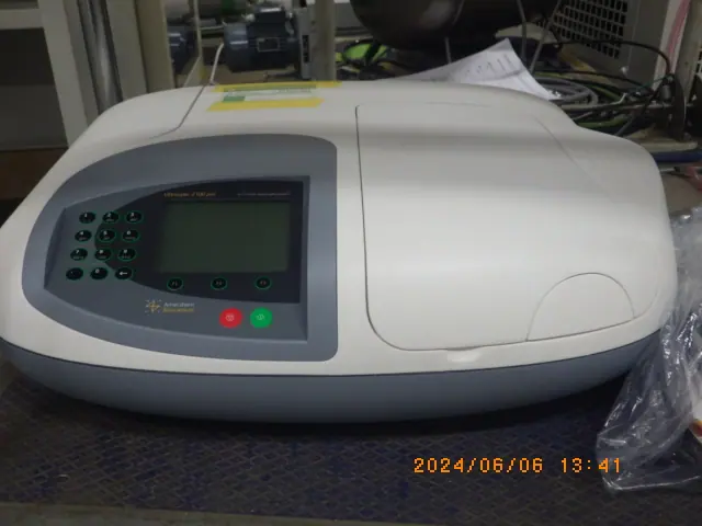 バイオクロム Ultrospec2100pro 外観写真(1/2)