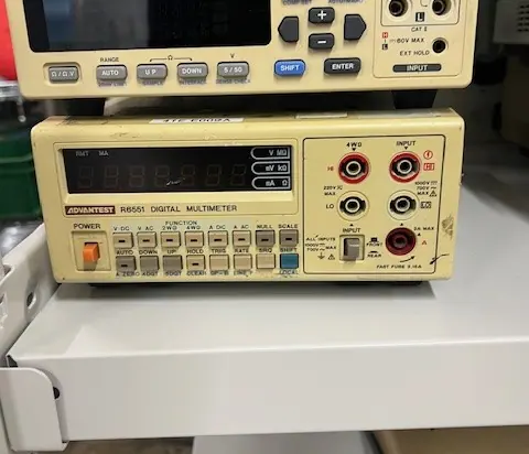 アドバンテスト/ADC Advantest R6551 外観写真(1/2)
