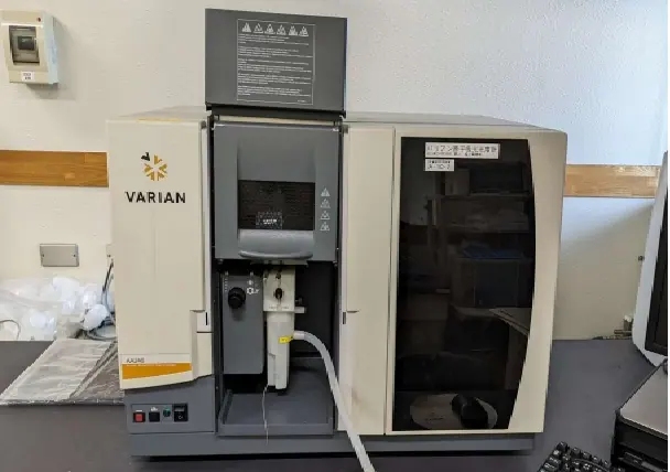 バリアン Varian AA240 外観写真(1/2)