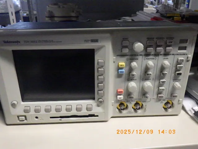 テクトロニクス Tektronix TDS3052 外観写真(1/2)